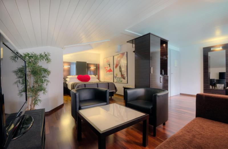 Top Floor Double room with balcony and lake view image 4