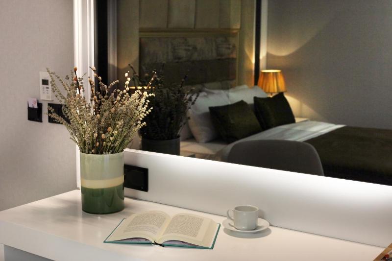 Junior Suite with Balcony image 2