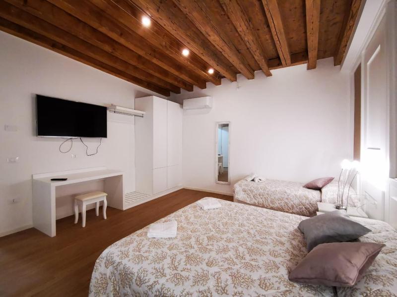 Deluxe 3 Bedroom Flat in Rialto - image 15