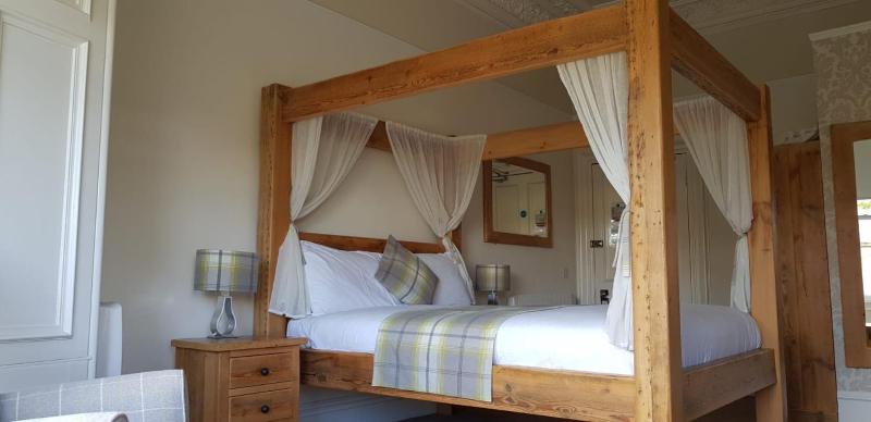 Deluxe King Four Poster Room with Shower image 4