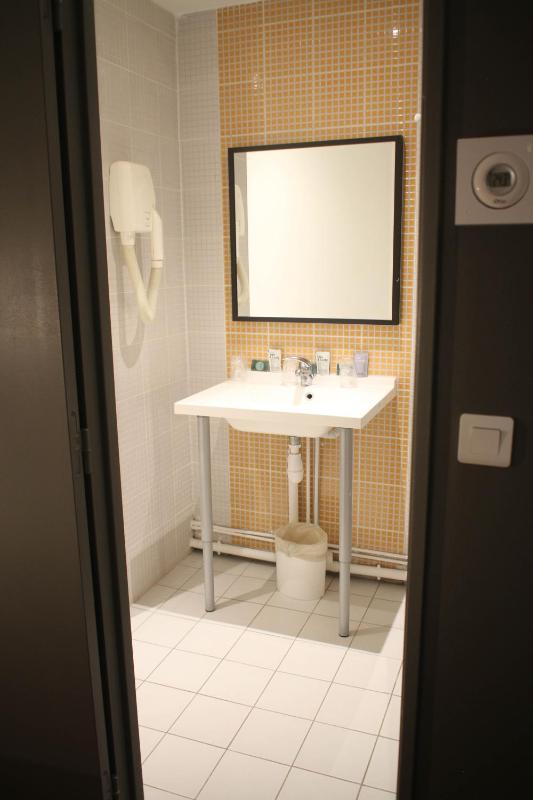 Twin Room image 4