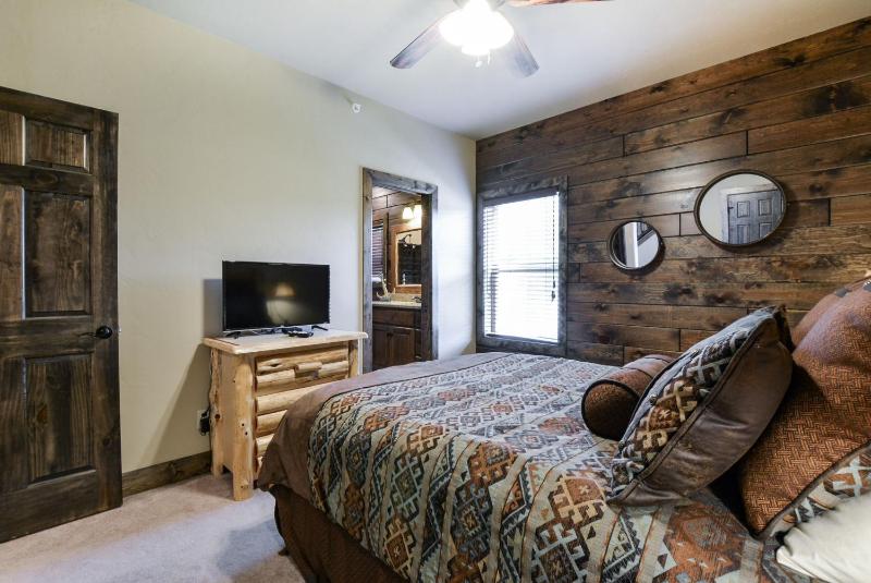 WaterMill Cove Resort LUXURY Lakefront Villa POOL/LAZY RIVER 2Mi to SDC Dock - image 30