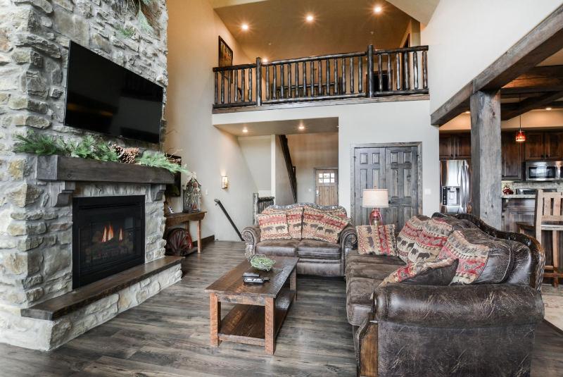 Luxury Lakefront Villa 2Mi to Silver Dollar City POOL Theatre Room Kayaks - image 6