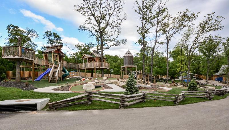 3 King Suites + Lakefront w/ Dock Pools & Mini Golf – Perfect Family Getaway Near SDC! - image 11