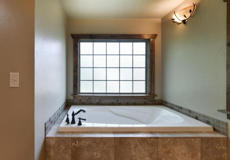 3 King Suites + Lakefront w/ Dock Pools & Mini Golf – Perfect Family Getaway Near SDC! - image 4