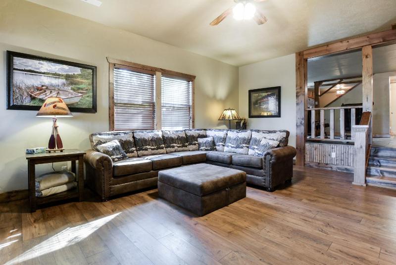 3 King Suites + Lakefront w/ Dock Pools & Mini Golf – Perfect Family Getaway Near SDC! - image 27