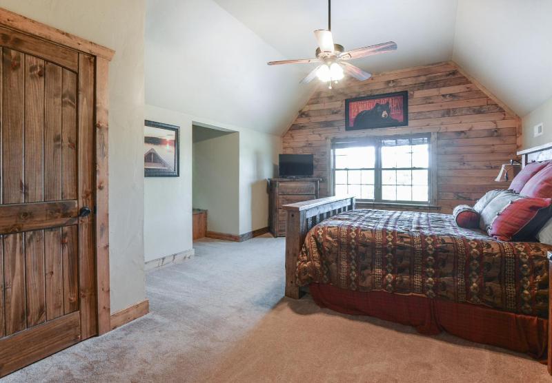 3 King Suites + Lakefront w/ Dock Pools & Mini Golf – Perfect Family Getaway Near SDC! - image 37
