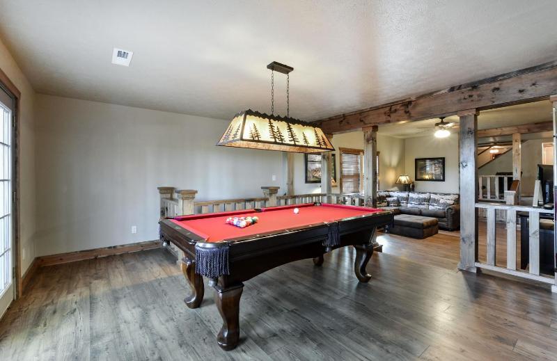 3 King Suites + Lakefront w/ Dock Pools & Mini Golf – Perfect Family Getaway Near SDC! - image 6