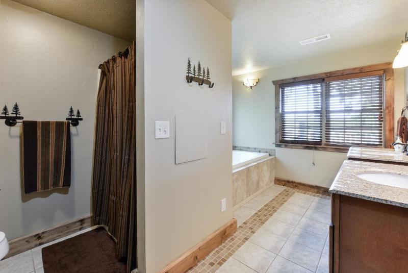 3 King Suites + Lakefront w/ Dock Pools & Mini Golf – Perfect Family Getaway Near SDC! - image 34