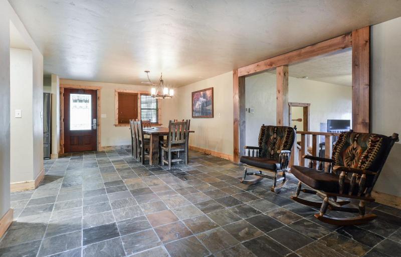 3 King Suites + Lakefront w/ Dock Pools & Mini Golf – Perfect Family Getaway Near SDC! - image 10