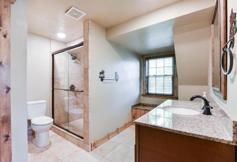 3 King Suites + Lakefront w/ Dock Pools & Mini Golf – Perfect Family Getaway Near SDC! - image 16