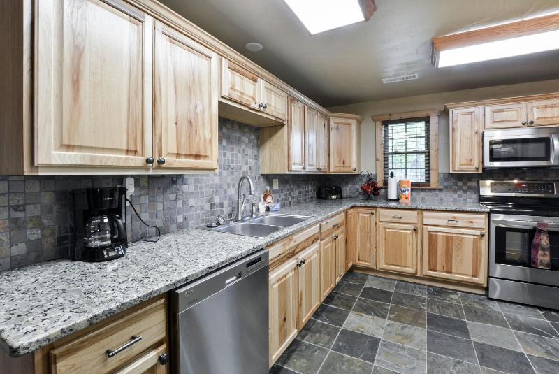 3 King Suites + Lakefront w/ Dock Pools & Mini Golf – Perfect Family Getaway Near SDC! - image 9