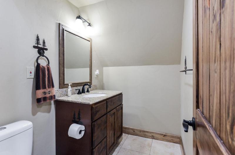 3 King Suites + Lakefront w/ Dock Pools & Mini Golf – Perfect Family Getaway Near SDC! - image 28