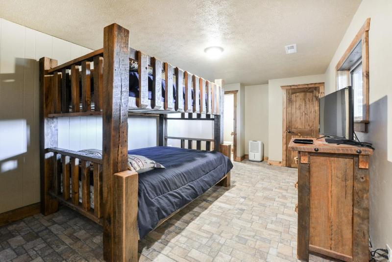 3 King Suites + Lakefront w/ Dock Pools & Mini Golf – Perfect Family Getaway Near SDC! - image 50