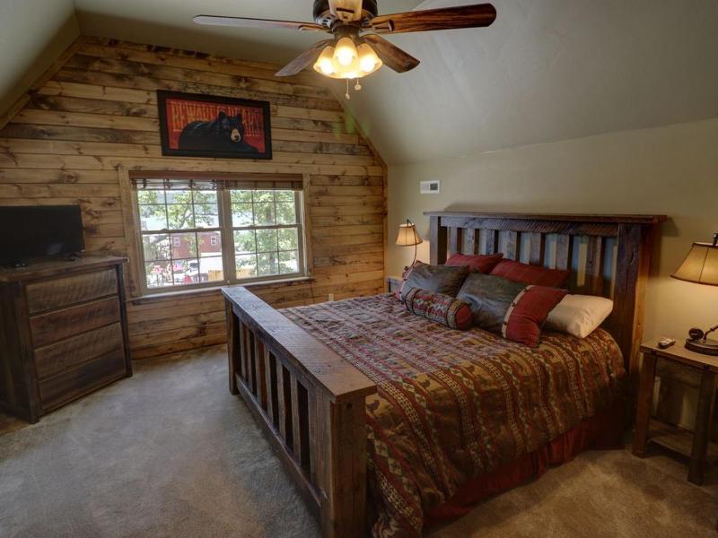 3 King Suites + Lakefront w/ Dock Pools & Mini Golf – Perfect Family Getaway Near SDC! - image 32