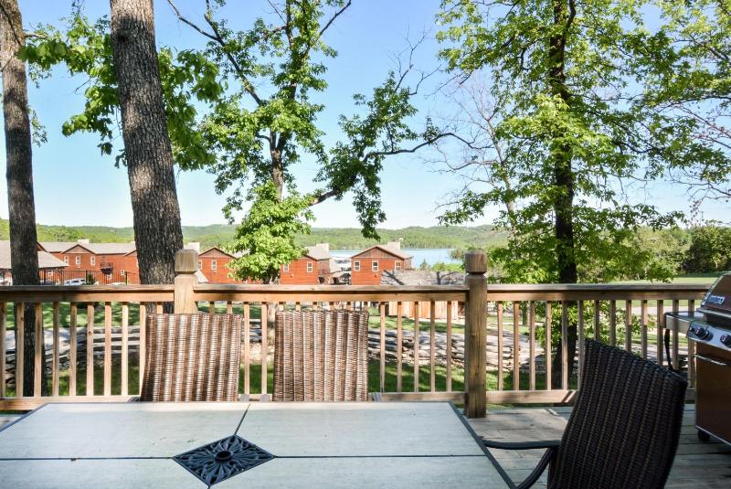 3 King Suites + Lakefront w/ Dock Pools & Mini Golf – Perfect Family Getaway Near SDC! - image 12