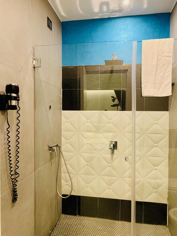 Small Double Room image 4