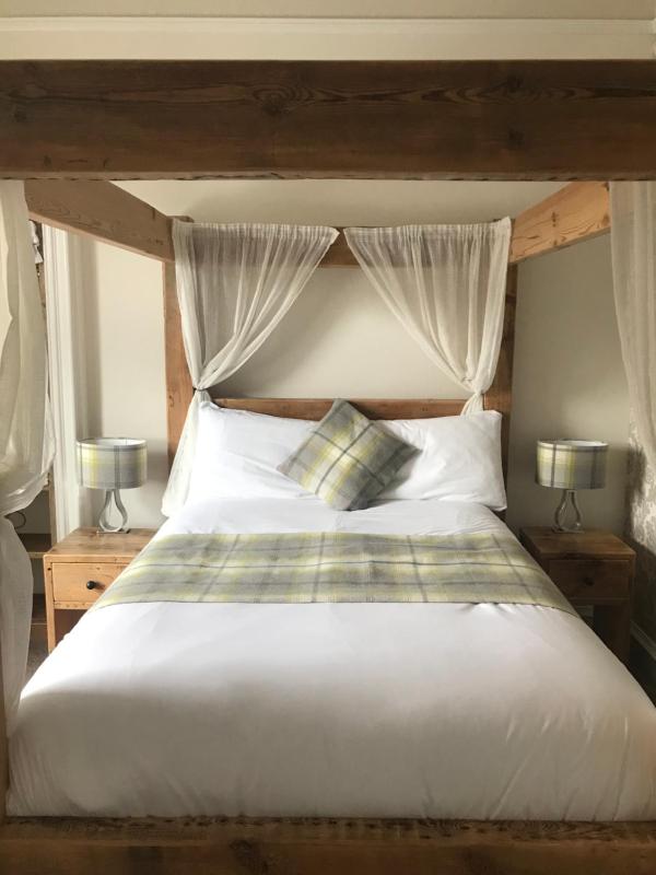 Deluxe Double Four Poster Room with Shower image 3