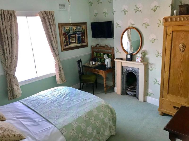 Budget Double Room image 3