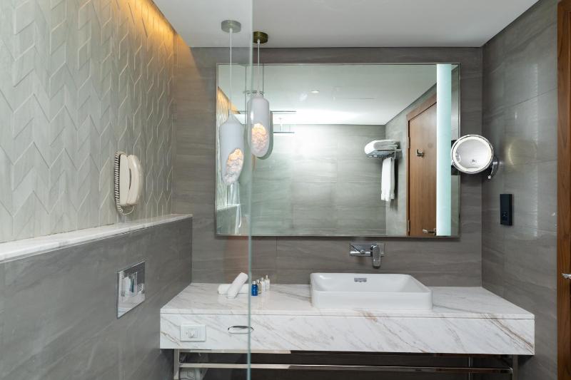 Executive Room with Sea View and Lounge Access Including Complimentary access to Surf Pool, Adventure Park, Wave Pool and Lazy River image 4