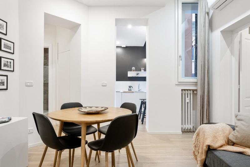 GuestHost - Piazza Maggiore White Apartment - image 3