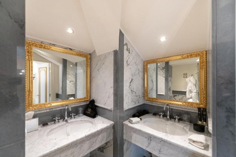 Junior Suite with Terrace image 2