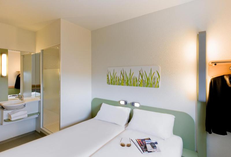 Twin Room image 3