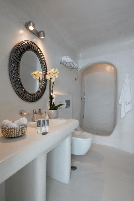 Junior Suite with Caldera View image 3