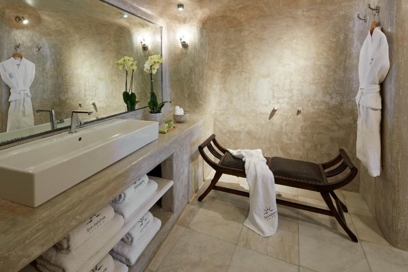 Honeymoon Suite with Hot Tub and Caldera View image 3