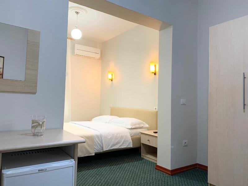 Double Room with Park View image 4