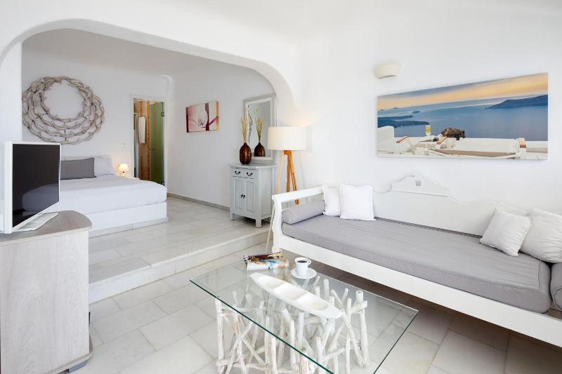 Superior Suite with Hot Tub and Caldera View image 3