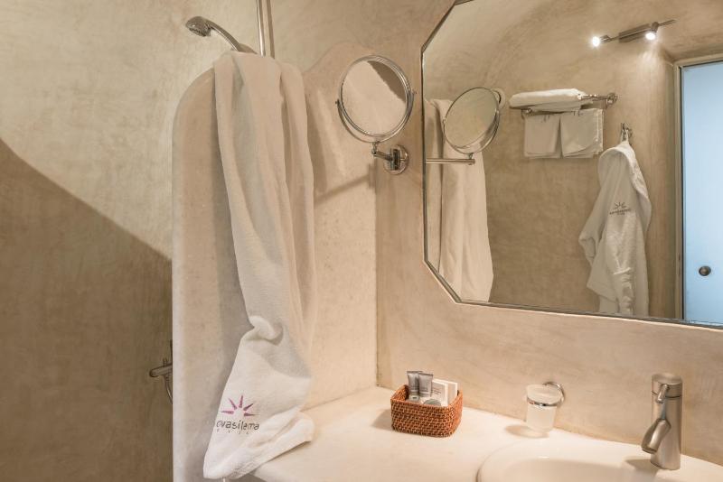 Junior Suite with Caldera View image 4