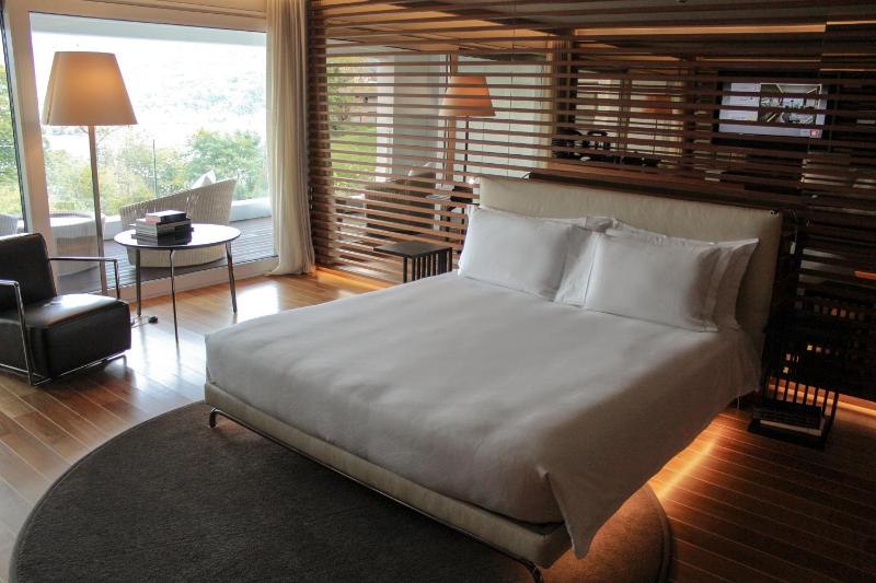 Classic Junior Suite with Lake View image 3