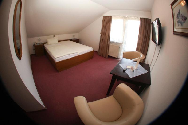 Double Room image 3