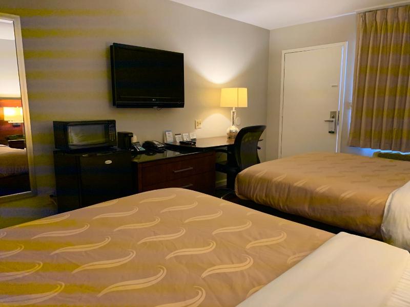 Queen Room with Two Queen Beds - Non-Smoking image 2