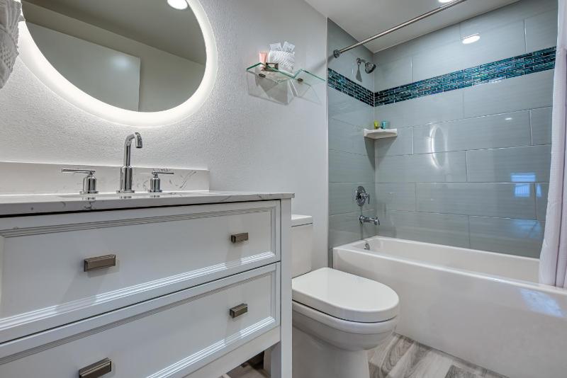 Two-Bedroom Suite with Balcony and Full Water View image 4
