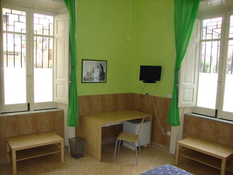 Double Room image 3