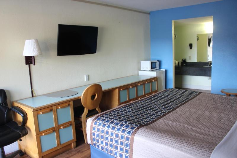 Tampa Inn Near Busch Gardens - image 8