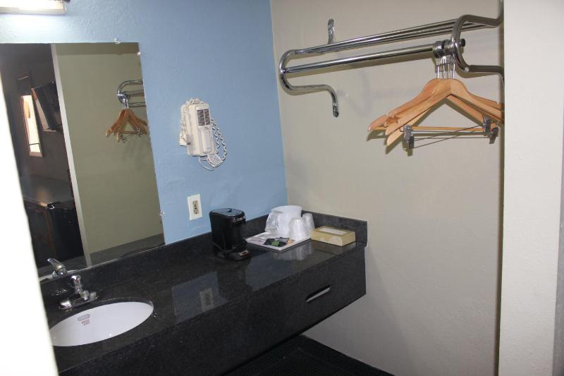 Tampa Inn Near Busch Gardens - image 15