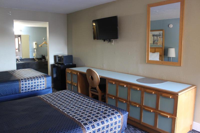 Tampa Inn Near Busch Gardens - image 4