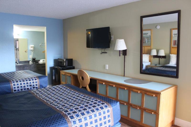 Tampa Inn Near Busch Gardens - image 18