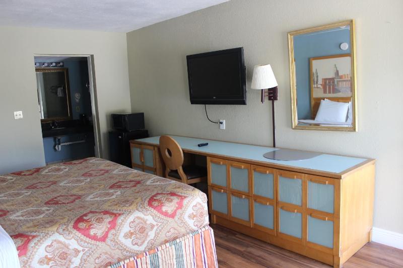 Tampa Inn Near Busch Gardens - image 24