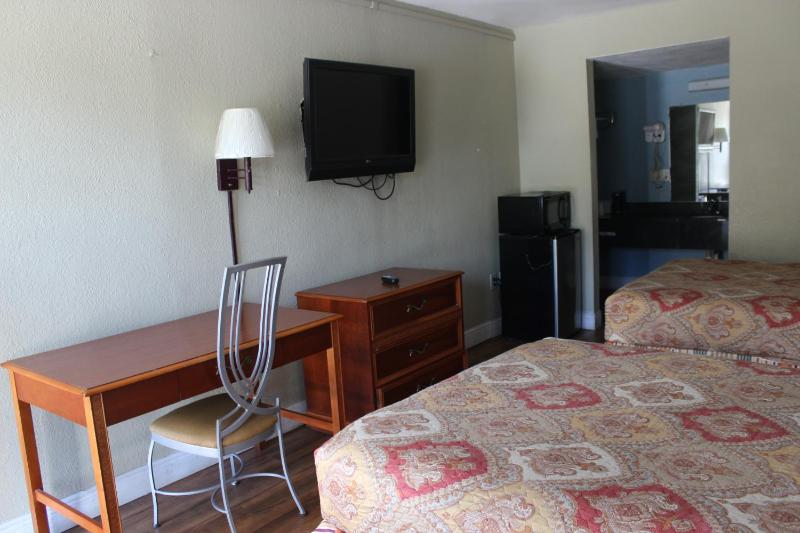 Tampa Inn Near Busch Gardens - image 29