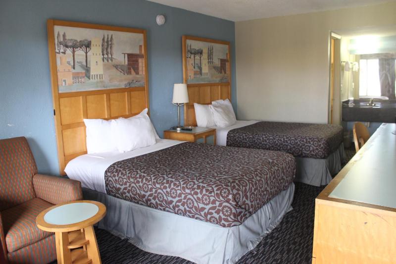Tampa Inn Near Busch Gardens - image 36