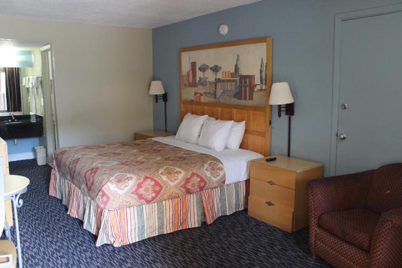 Tampa Inn Near Busch Gardens - image 34