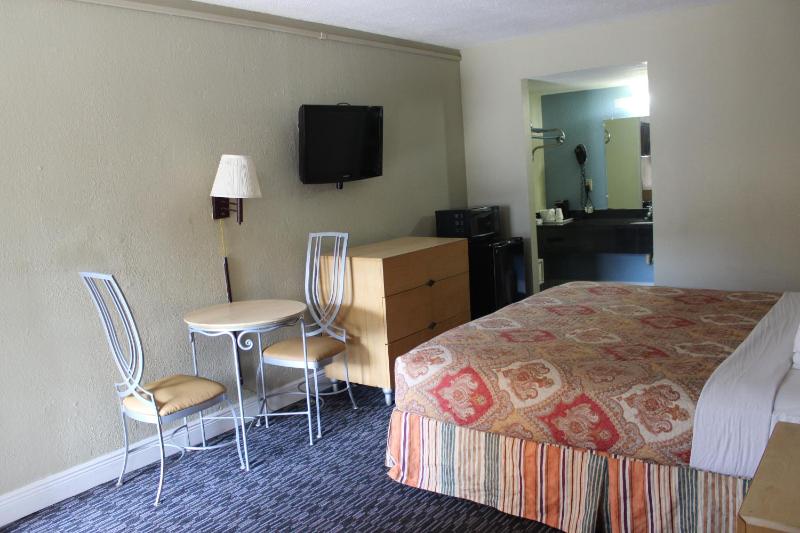 Tampa Inn Near Busch Gardens - image 32