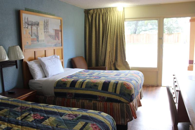 Tampa Inn Near Busch Gardens - image 19