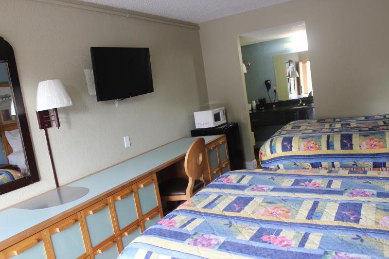 Tampa Inn Near Busch Gardens - image 31