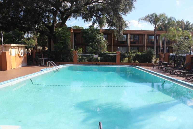Tampa Inn Near Busch Gardens - image 21