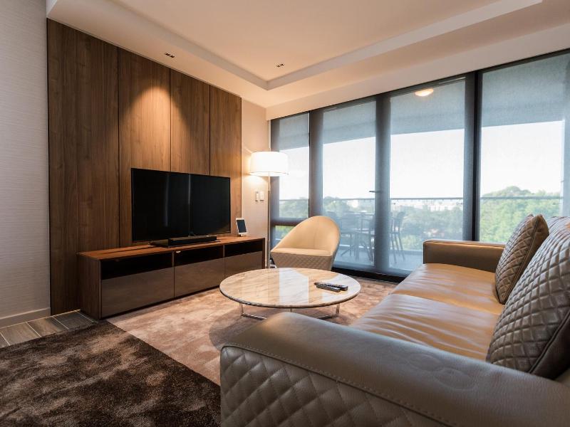 Deluxe One-Bedroom Suite - Bournemouth image 4